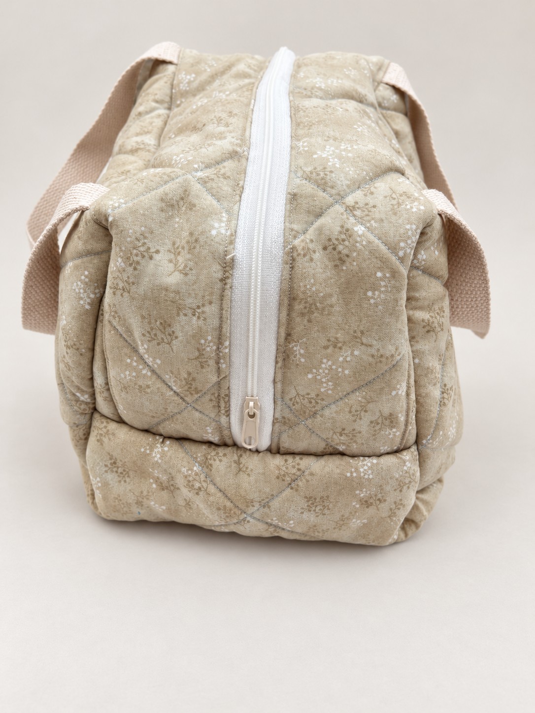 Vanity matelassé beige fleuri grand format - Image 2