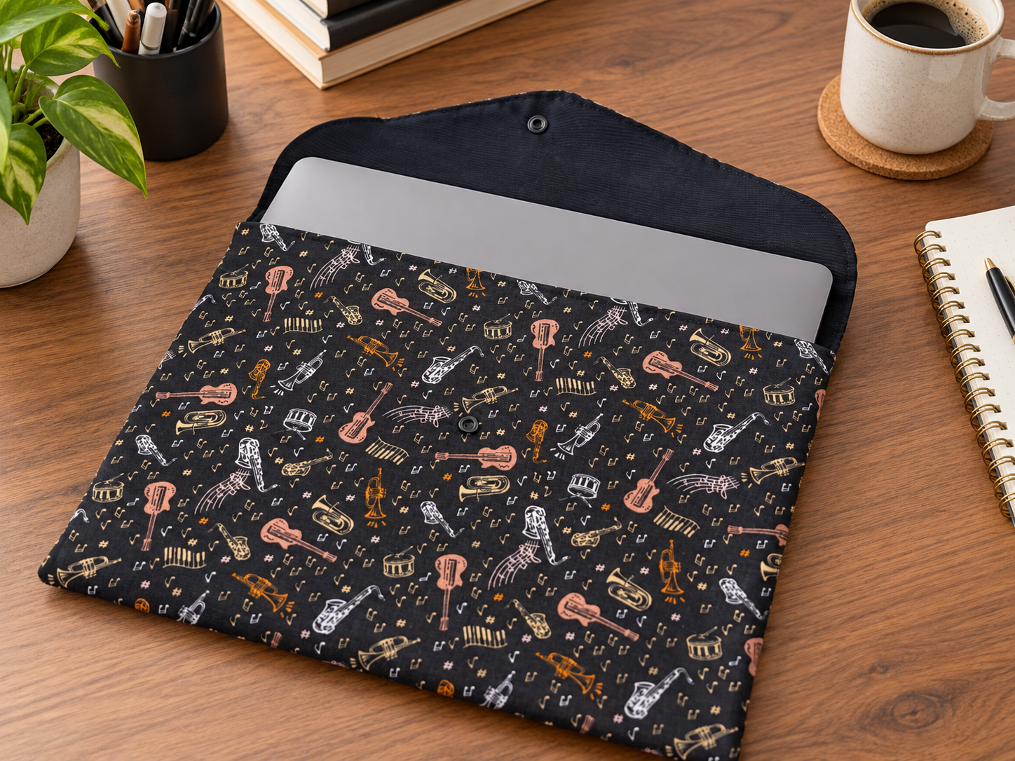 Pochette Ordinateur et Documents Matelassée – Motif Instruments de Musique